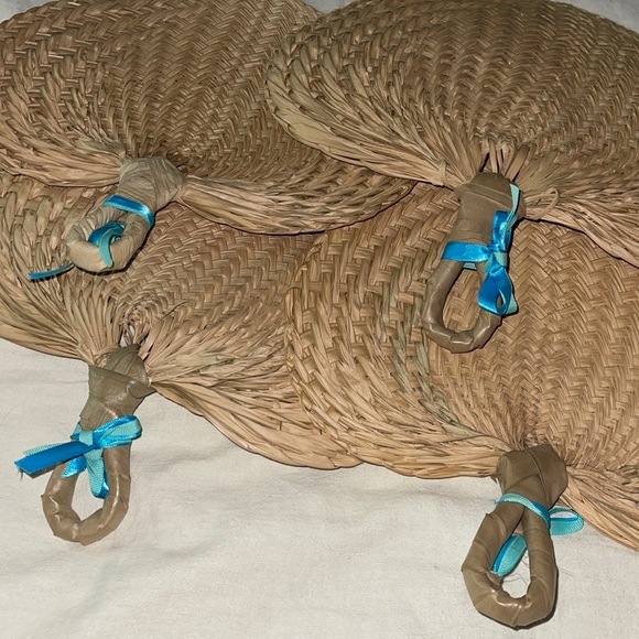 SET OF 4 Brand NEW WICKER HAND FANS With BLUE RIBBONS which can be taken off. - Picture 9 of 10